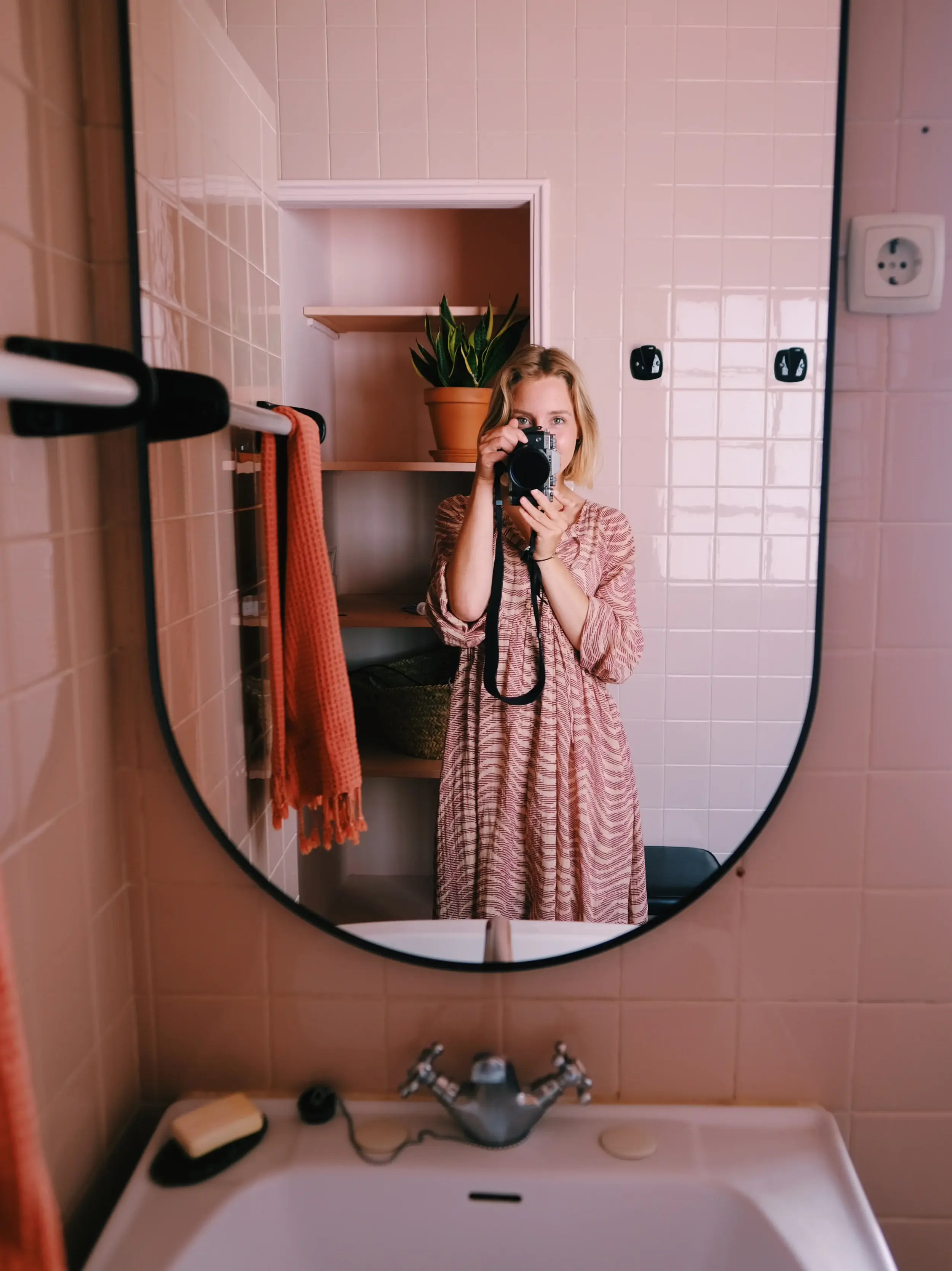 Retro pink bathroom at Manas Slowliving