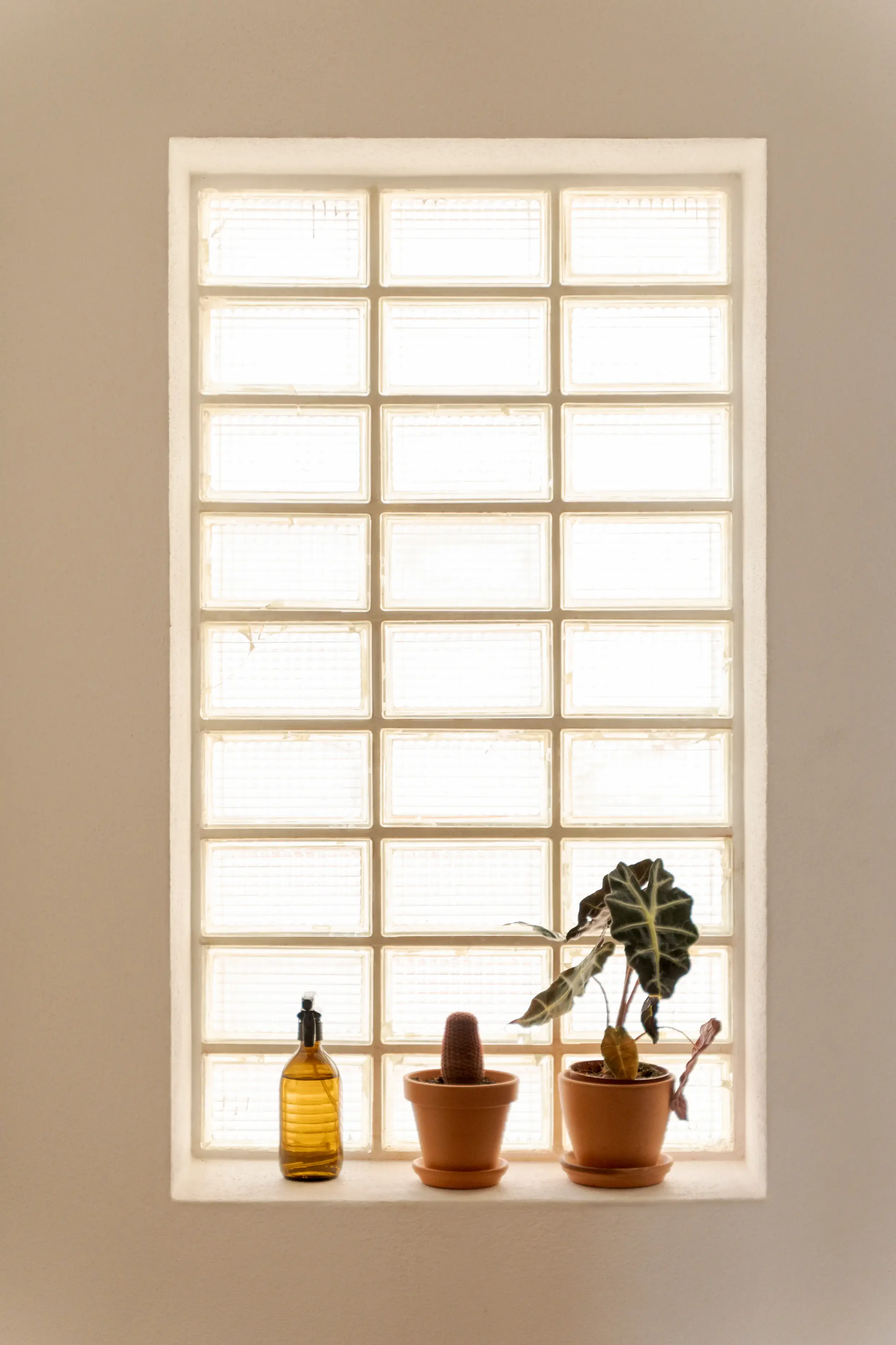 Glass brick retro detail at Manas Slowliving in Alentejo