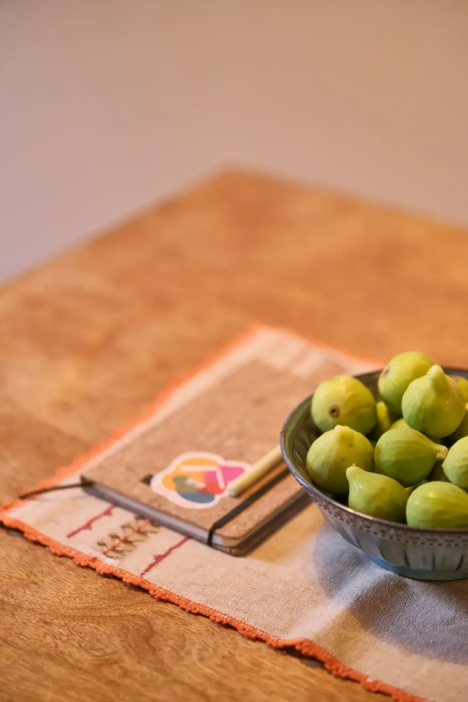 Sweet detail of fresh figs from the tree in front of Manas Slowliving, Santiago do Cacém