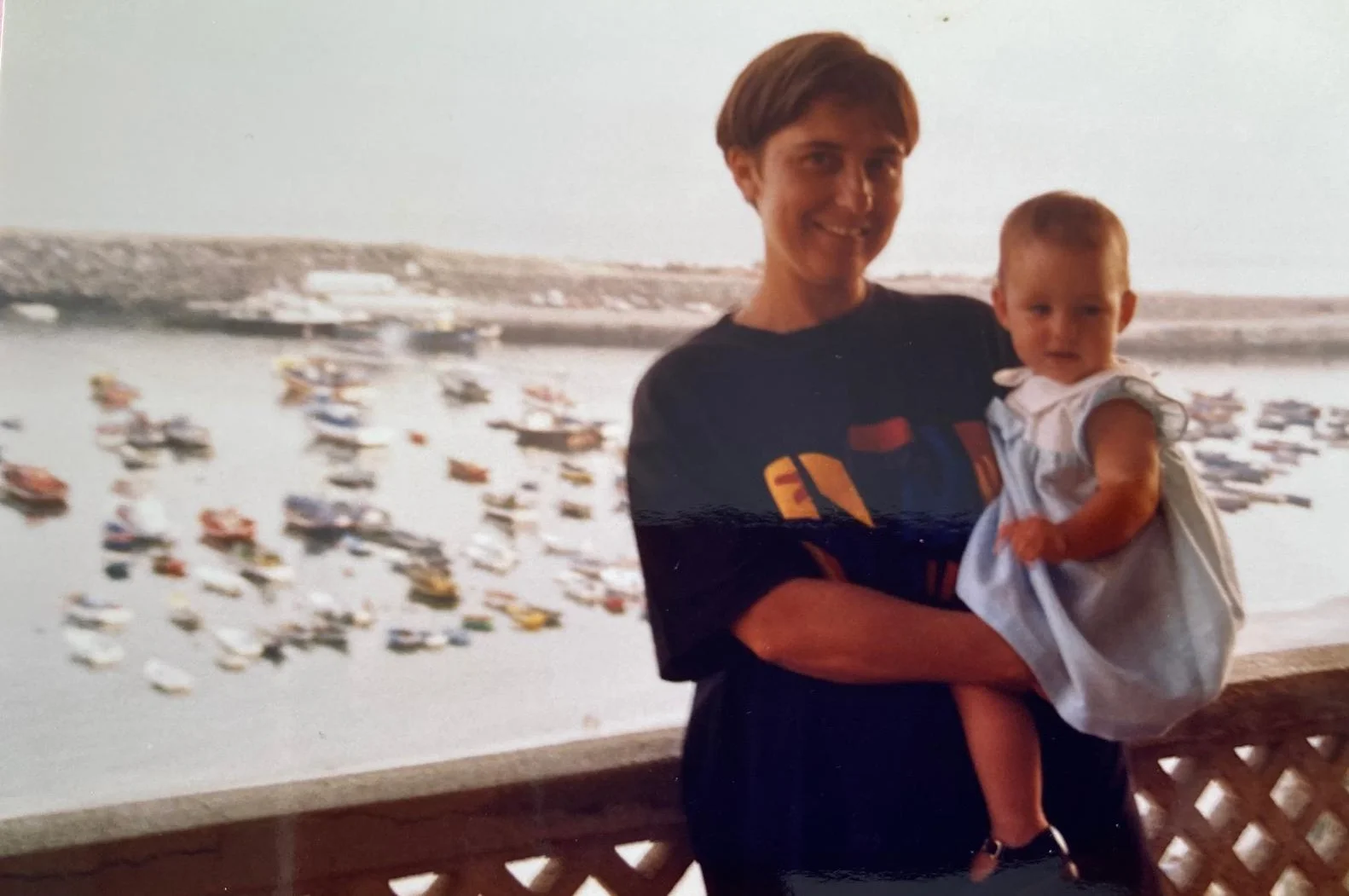 Una foto familiar en la casa de vacaciones original de Sines, que más tarde se convertiría en Manas Slowliving.