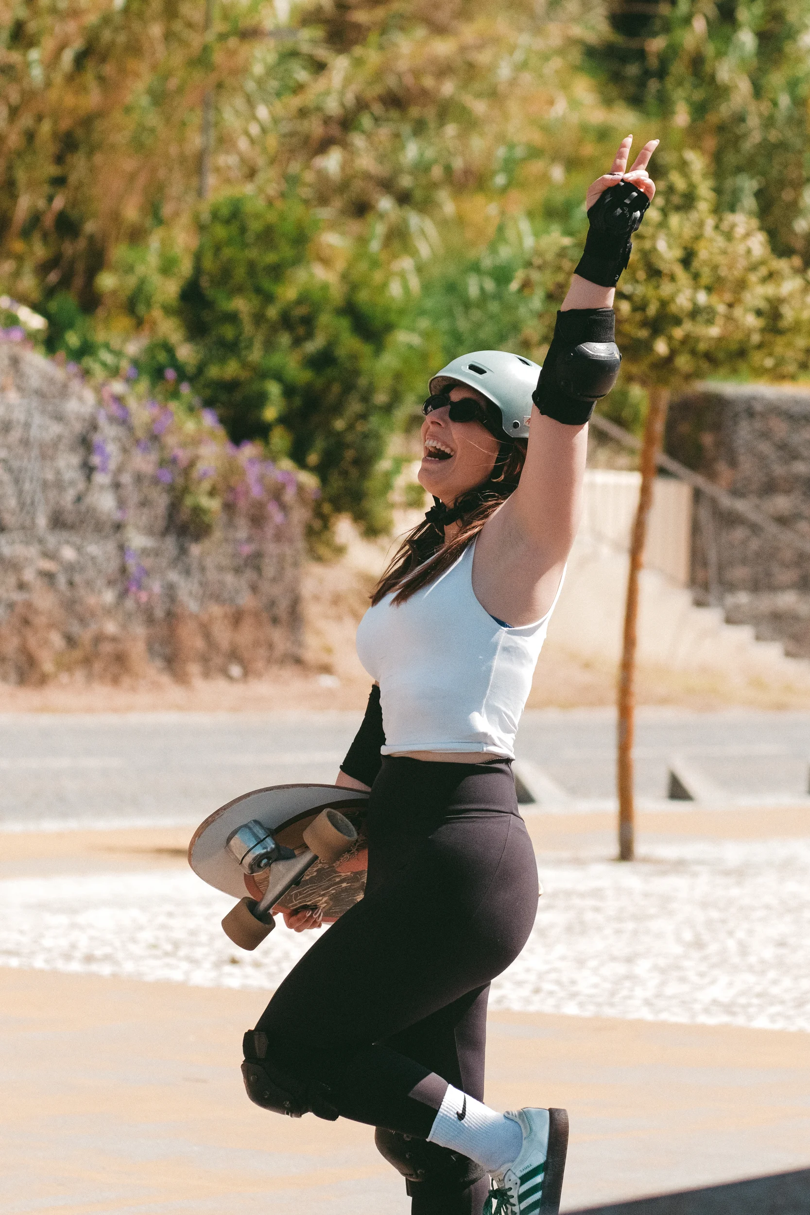 Skater feliz en un retiro de surfskate en Sines, Portugal