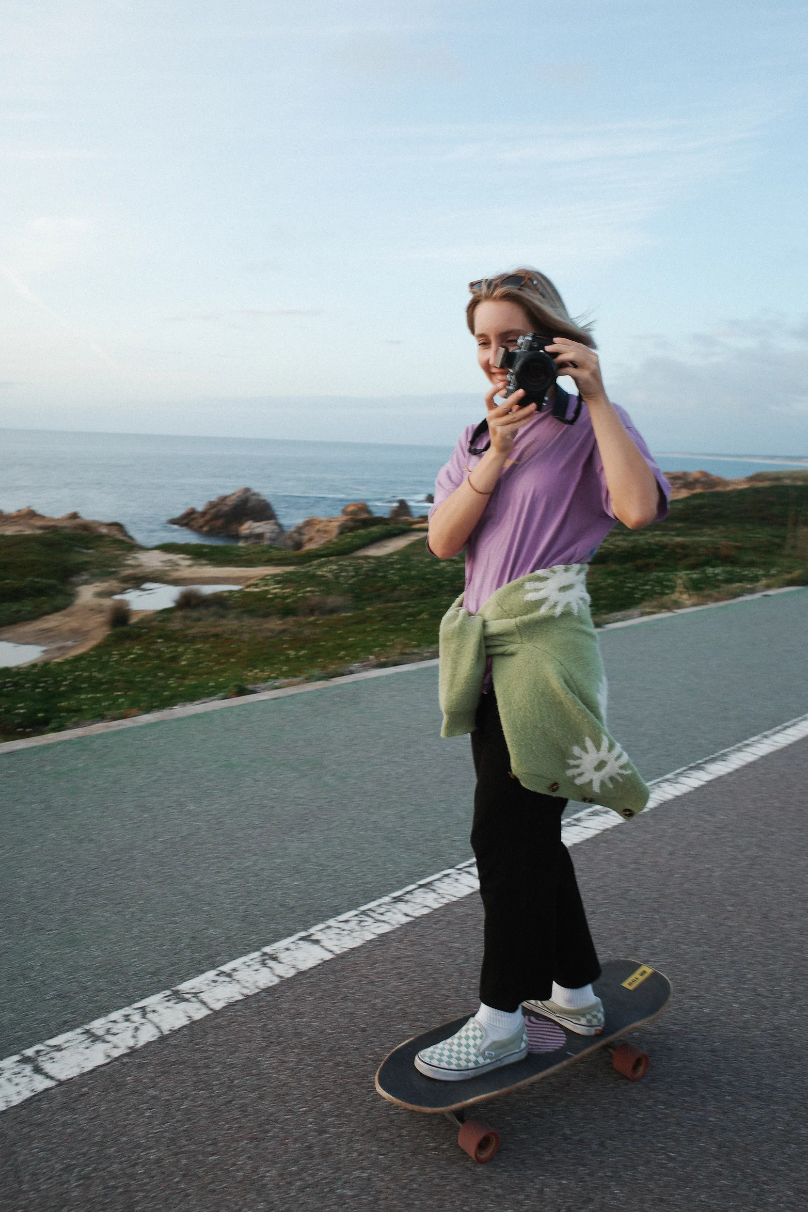 Svenja Pieritz, fundadora de Sanana Retreat, patinando al atardecer en Sines