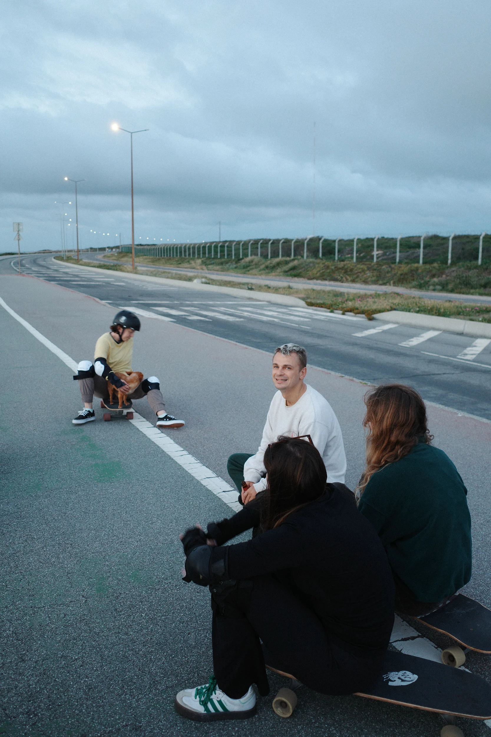 Un grupo de skaters escucha a su instructor en Sanana Retreat, en Manas Slowliving, Sines