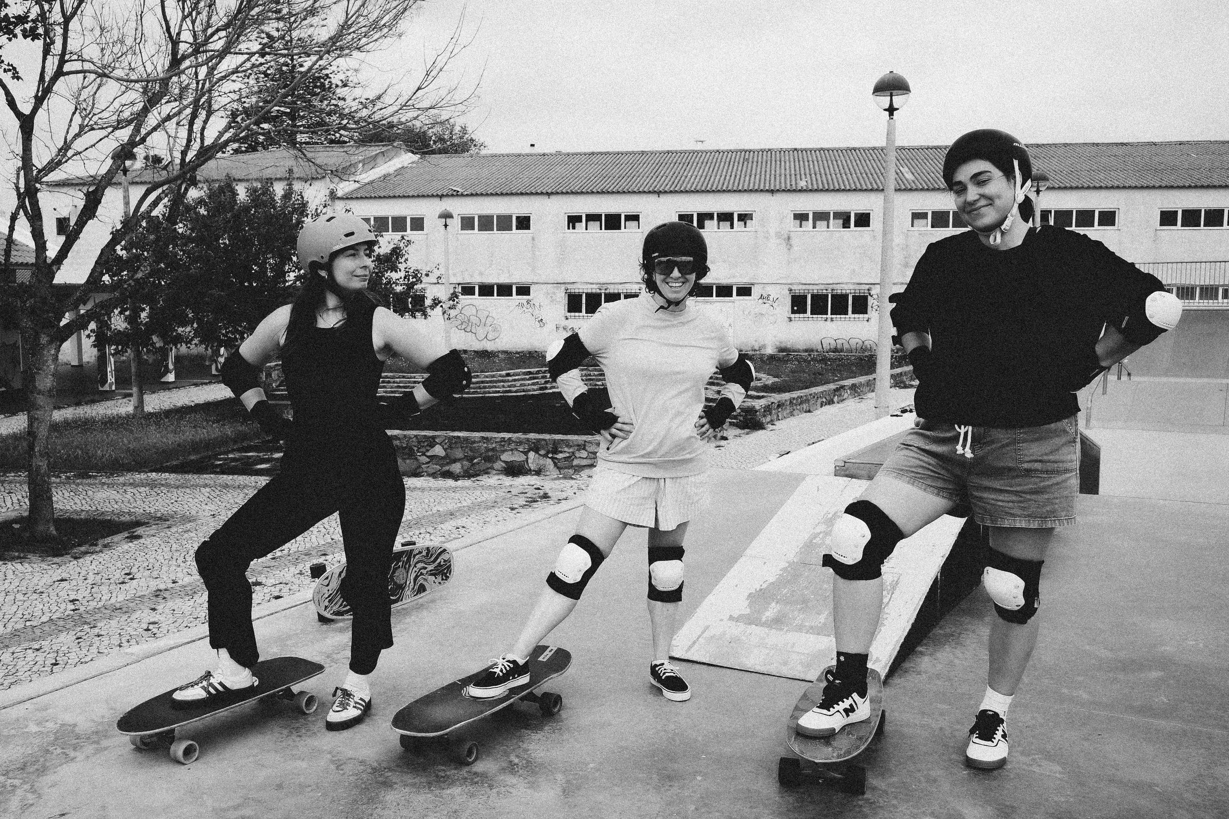 Mulheres a andar de skate no retiro de surfskate Sanana, em Sines