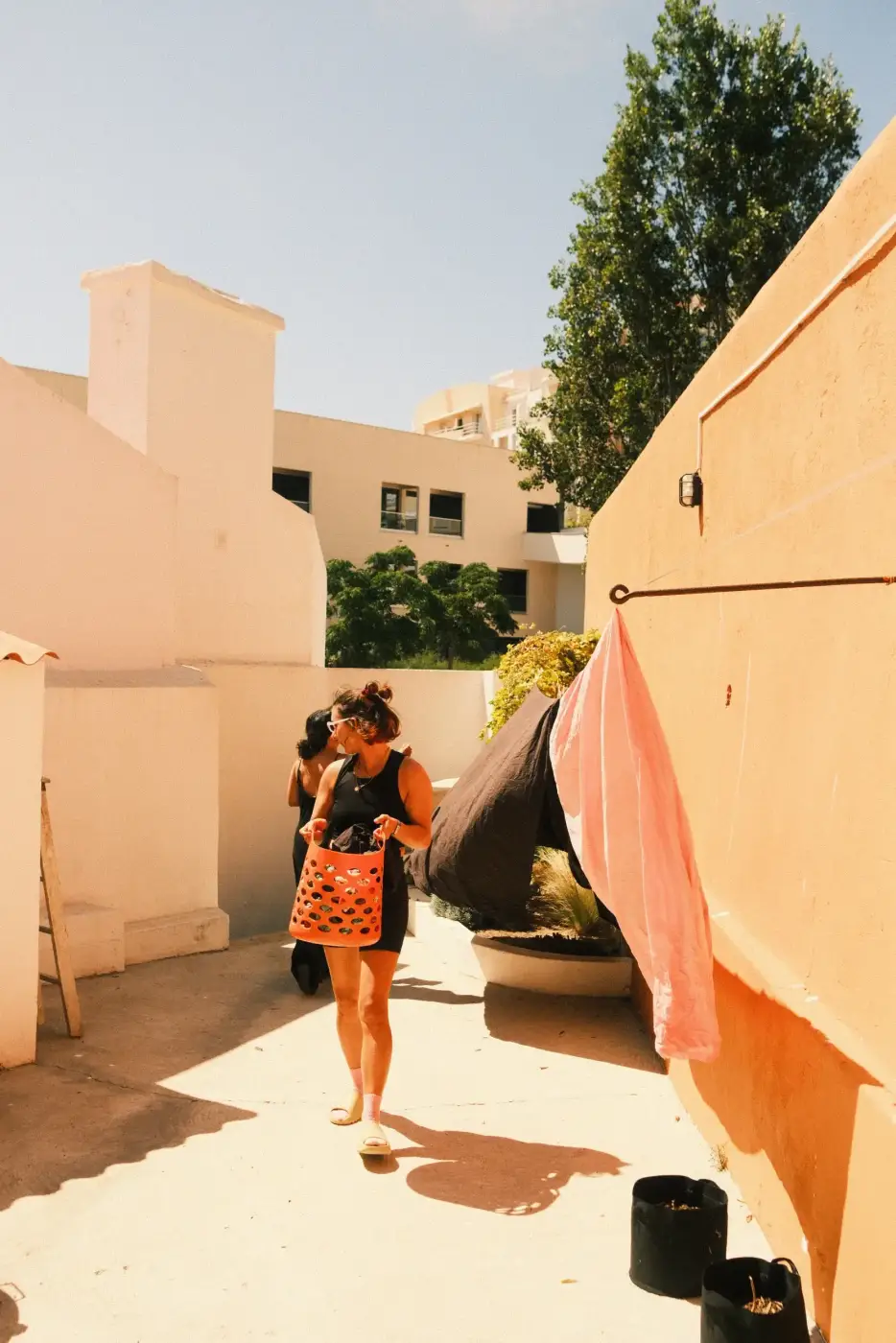 Residents at Manas Slowliving in Sines, Portugal
