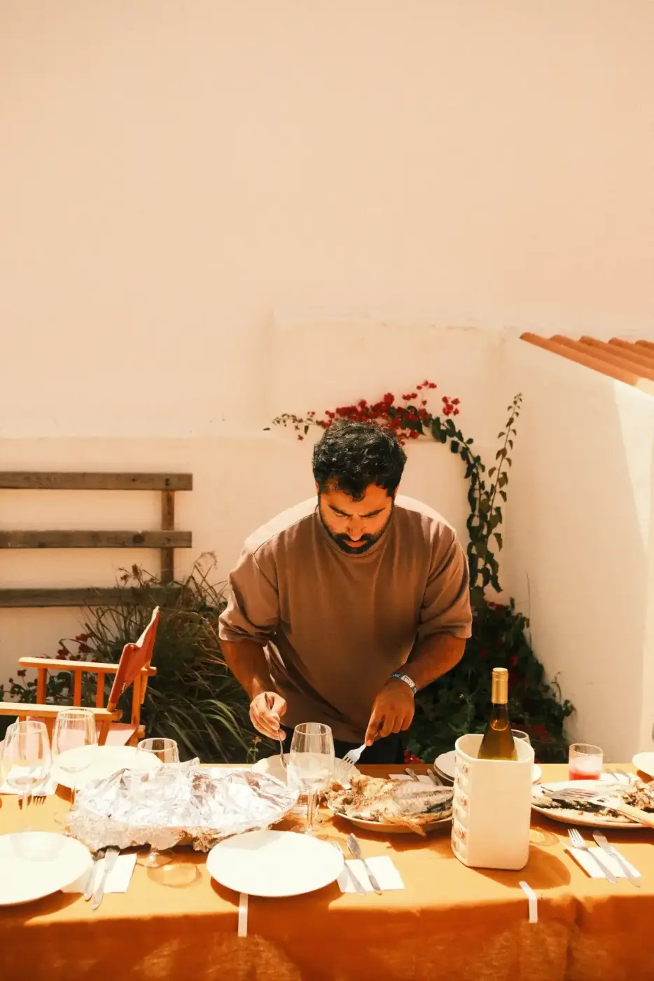 Sharing a meal at Manas Slowliving in Alentejo