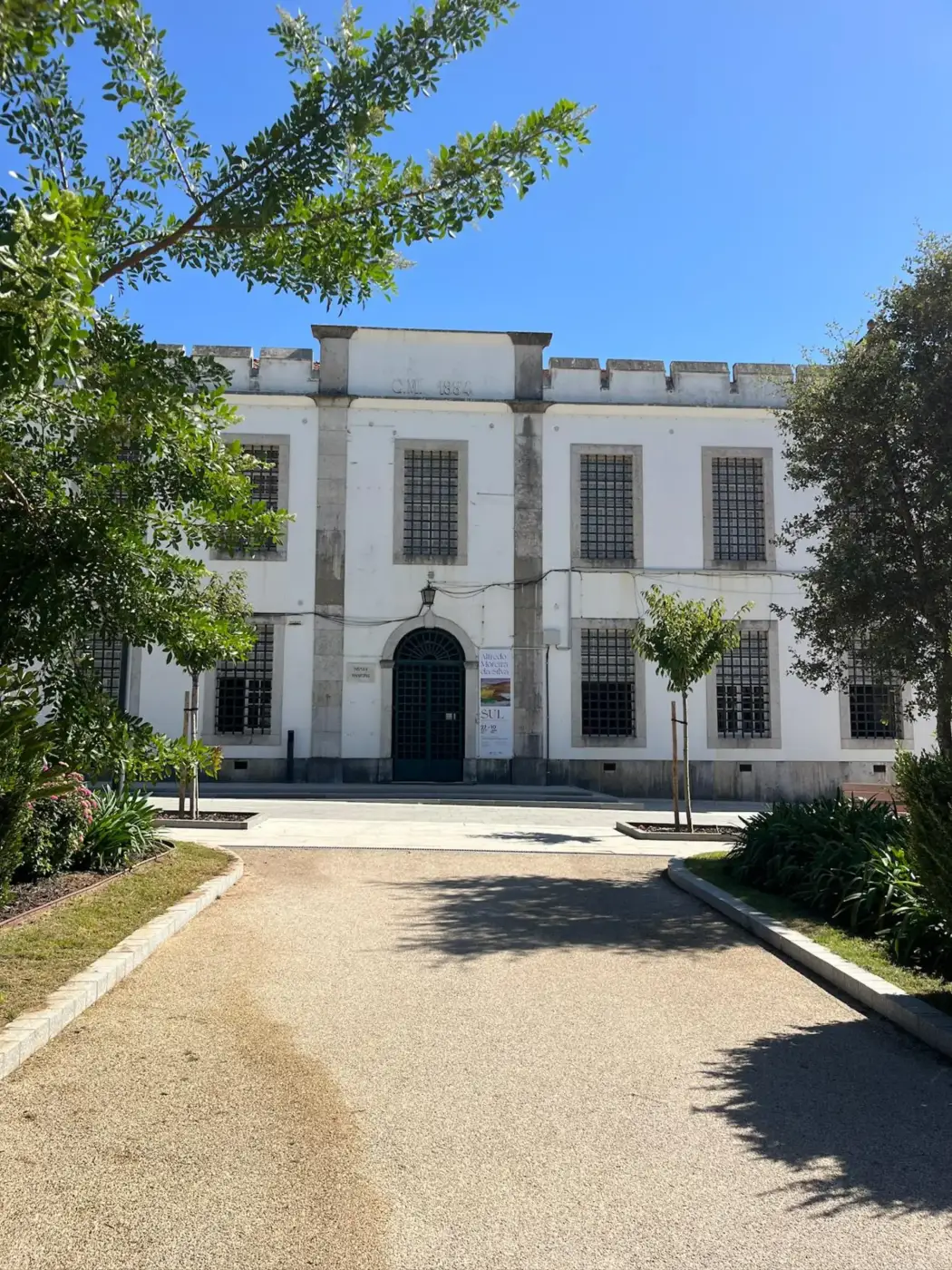 The museum located in the old prison in the municipal garden of Santiago do Cacém