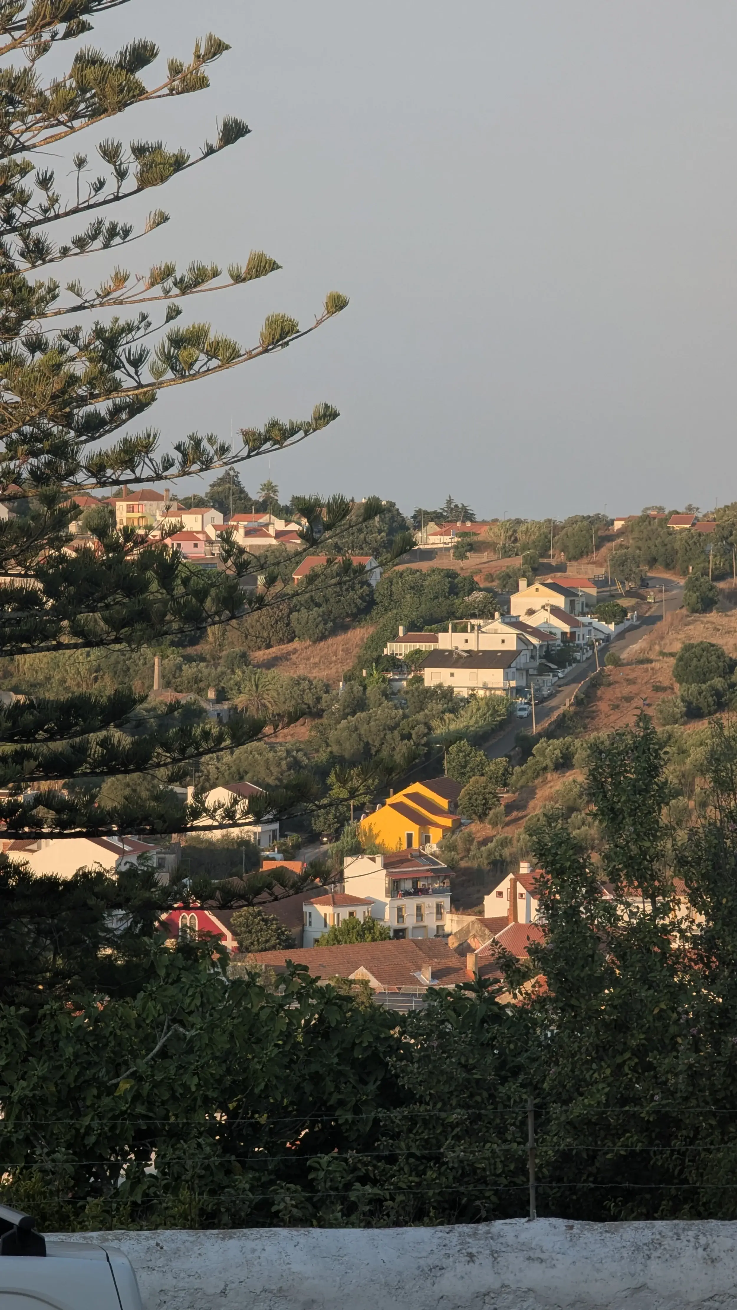 La fachada amarilla restaurada de la casa de vacaciones de Manas Slowliving en Santiago do Cacém, Portugal.