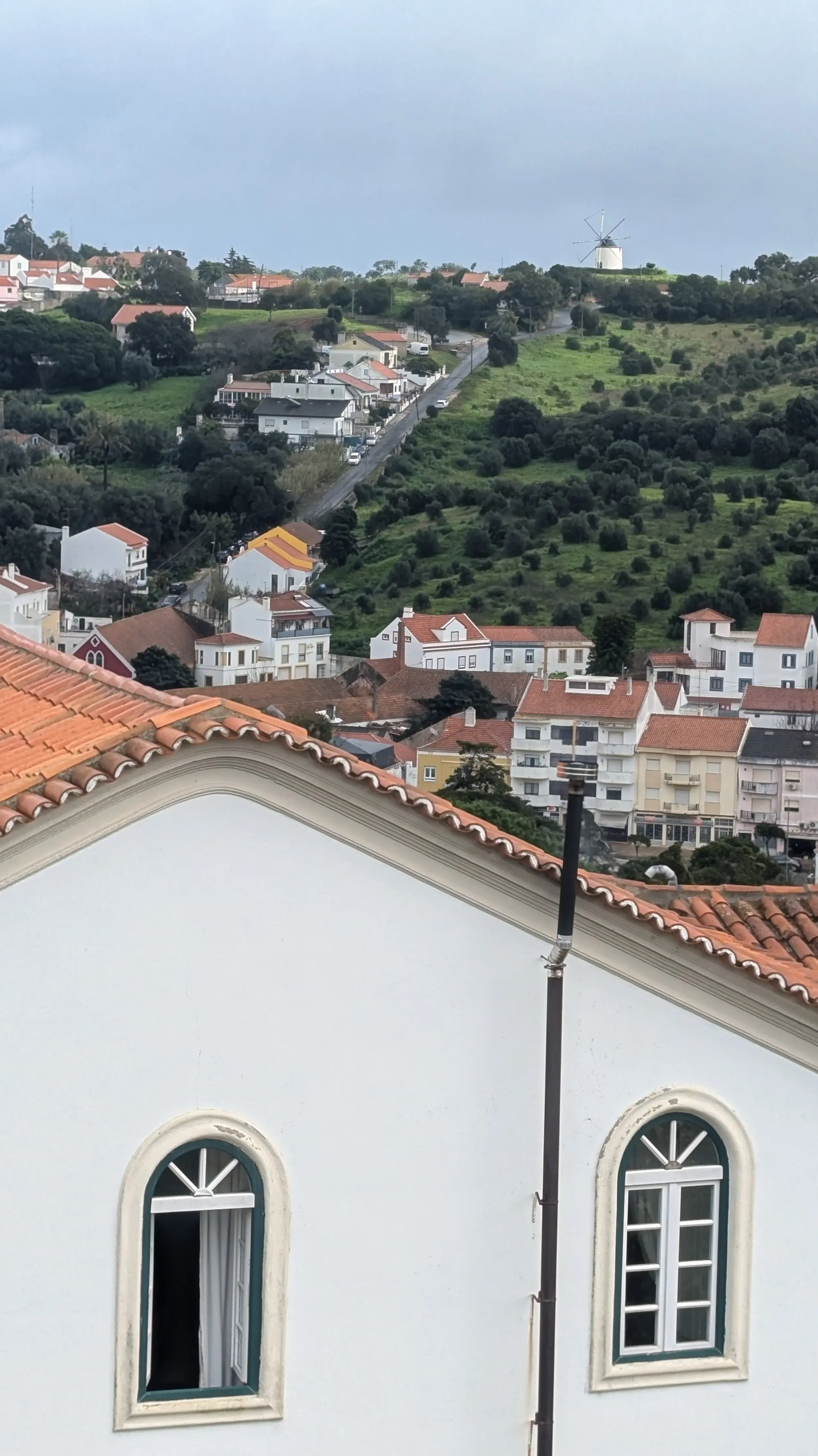 Vista das colinas a partir da varanda da Casa de Santiago da Manas Slowliving, em Santiago do Cacém, Alentejo