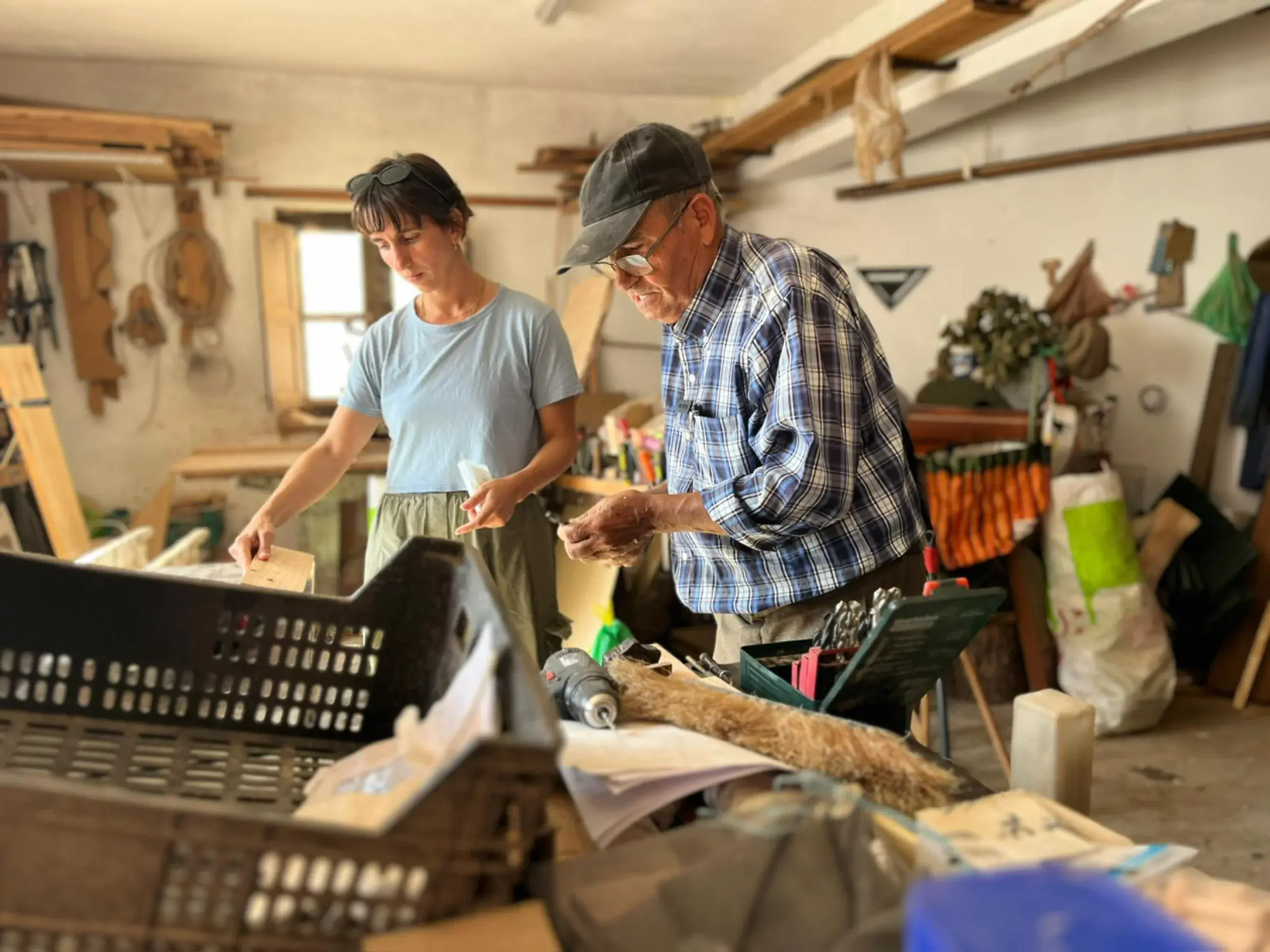 Inês aprendiendo restauración de muebles con Fernando, un artesano local, como parte del desarrollo continuo de Manas Slowliving.